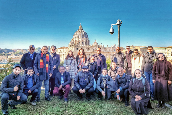 أخبار سيمون دويك من روما